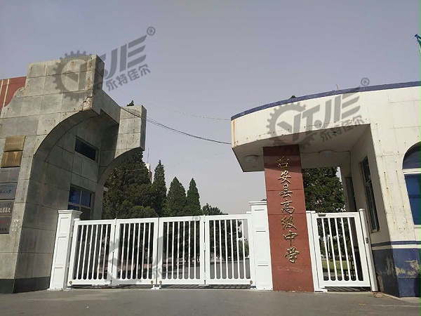 辽宁分段门安装案例,学校户外大门安装效果