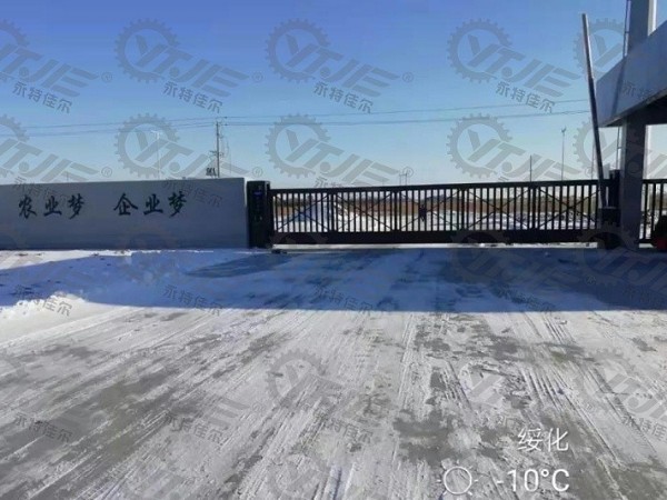 黑龙江绥化企业冬天地面积雪结冰，路面不平车辆进出解决方案
